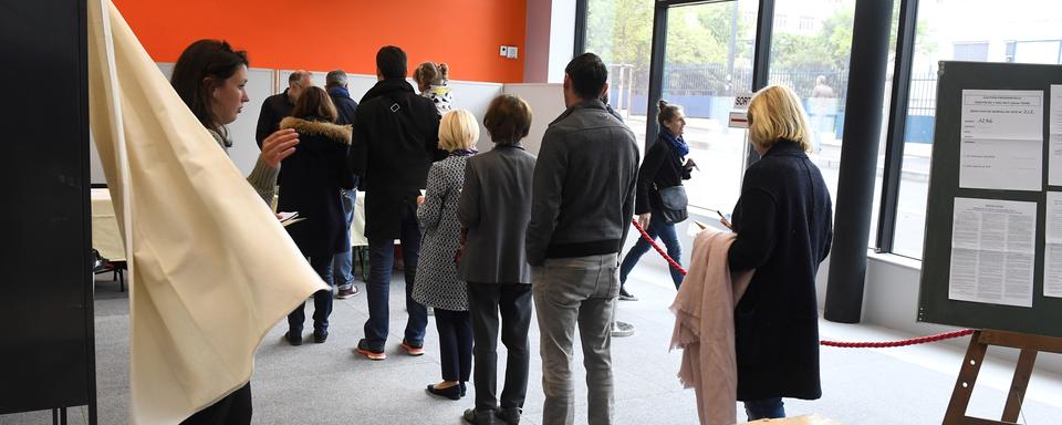 Des électeurs font la queue dans un bureau de vote à Rennes lors du second tour de l'élection présidentielle française. [AFP - Damien Meyer]