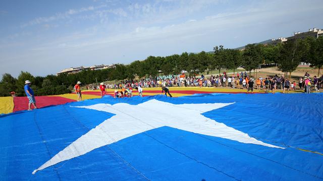 Un drapeau catalan géant installé par des militants à San Cugat del Valles, près de Barcelone. [Reuters - Albert Gea]