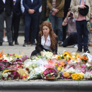 Une femme rend hommage aux victimes de l'attentat près du London Bridge. [reuters - Clodagh Kilcoyne]