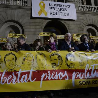 Des manifestants réclamant la libération des dirigeants séparatistes détenus, le 3 novembre à Barcelone. [AFP - Josep Lago]