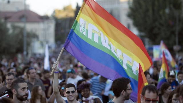 Les participants ont agité des drapeaux aux couleurs de l'arc-en-ciel. [Keystone - EPA/ABIR SULTAN]