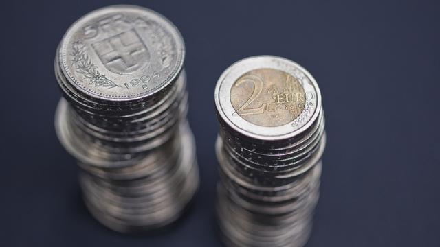 Le franc perd du terrain face à l'euro depuis près d'une semaine. [Keystone - Martin Ruetschi]
