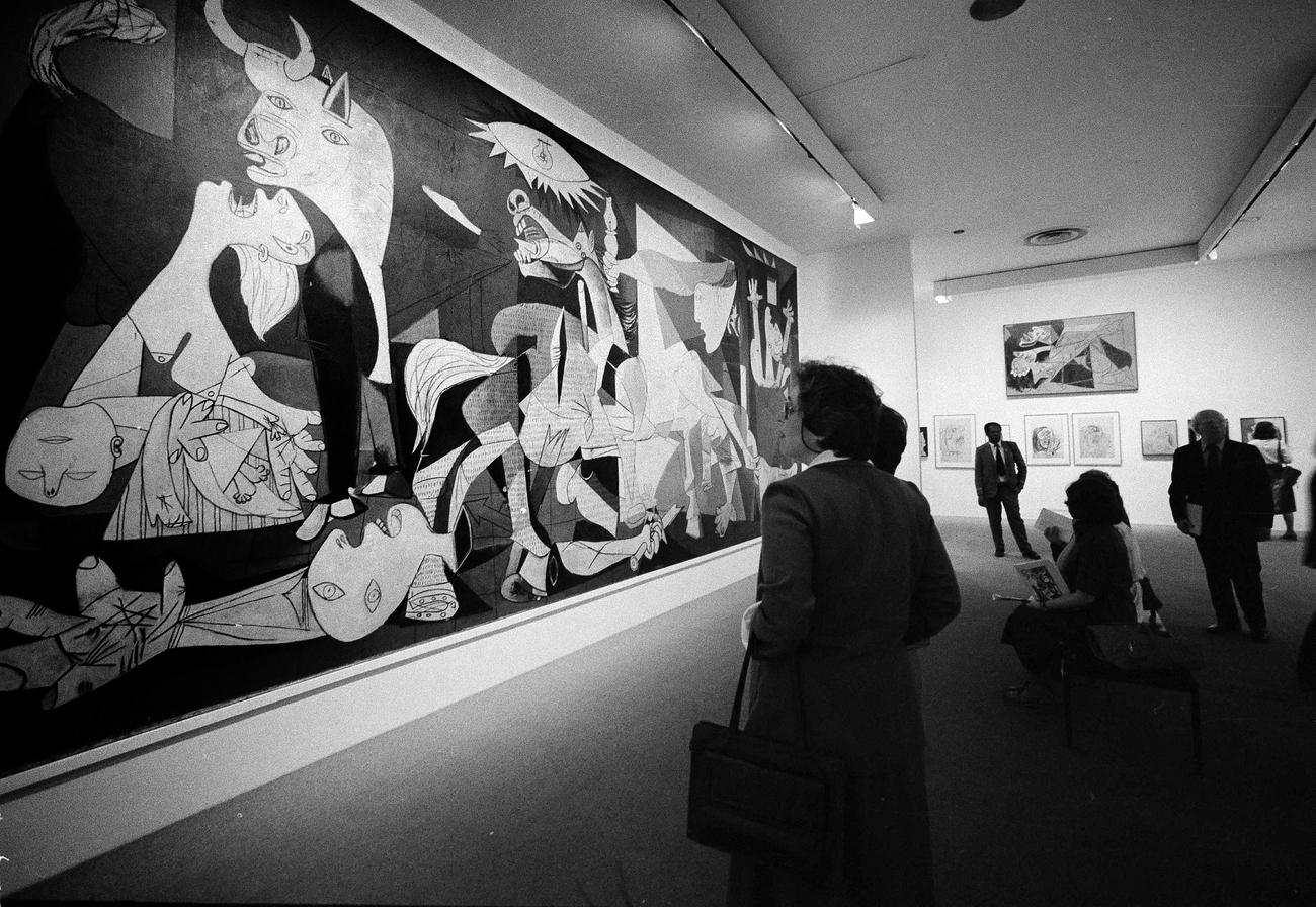 Des visiteurs du MoMa devant le tableau "Guernica" de Pablo Picasso. [AP Photo / Keystone - Suzanne Vlamis]