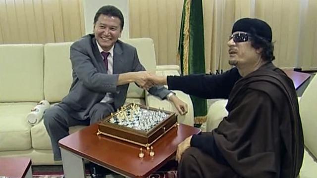 Le président de la Fédération internationale des échecs Kirsan Ilyumzhinov lors de sa partie avec feu le dirigeant liyben Mouammar Kadhafi en août 2011. [Keystone - AP Photo/FIDE Press service]