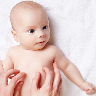 L'ostéopathie peut être pratiquée sur des bébés de quelques semaines. [Fotolia - Robert Kneschke]