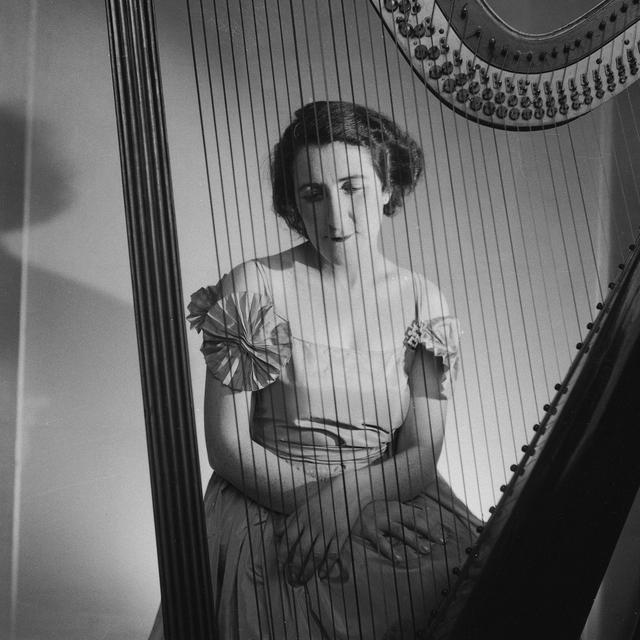 L'harpiste française Lily Laskine. [Lipnitzki / Roger-Viollet]
