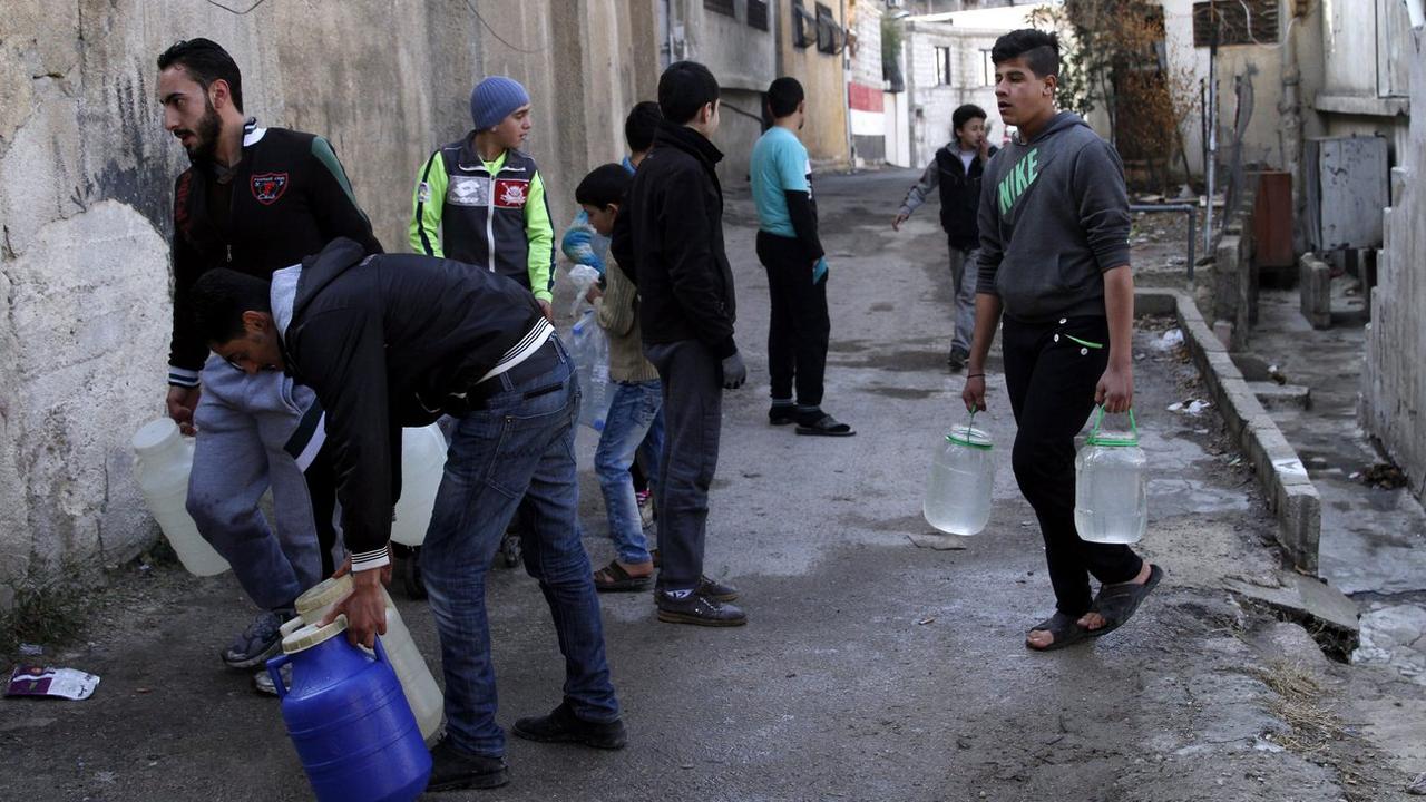 Les habitants de Damas souffrent du manque d'eau potable. [Keystone - EPA/YOUSSEF BADAWI]