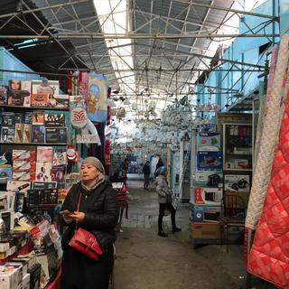 Le marché de Dordoï au Kirghizstan. [RTS - Isabelle Cornaz]