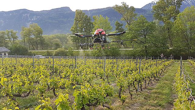 La société valaisanne AgroFly a présenté un pulvérisateur agricole embarqué sur un drone. [AgroFly]