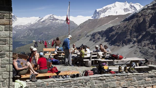 La terrasse de la cabane de Schönbiel au-dessus de Zermatt, en Valais. [Keystone - Arno Balzarini]