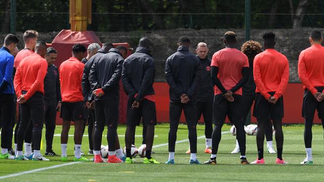 Les joueurs de ManU ont observé une minute de silence avant leur entraînement mardi matin. [Paul Ellis]