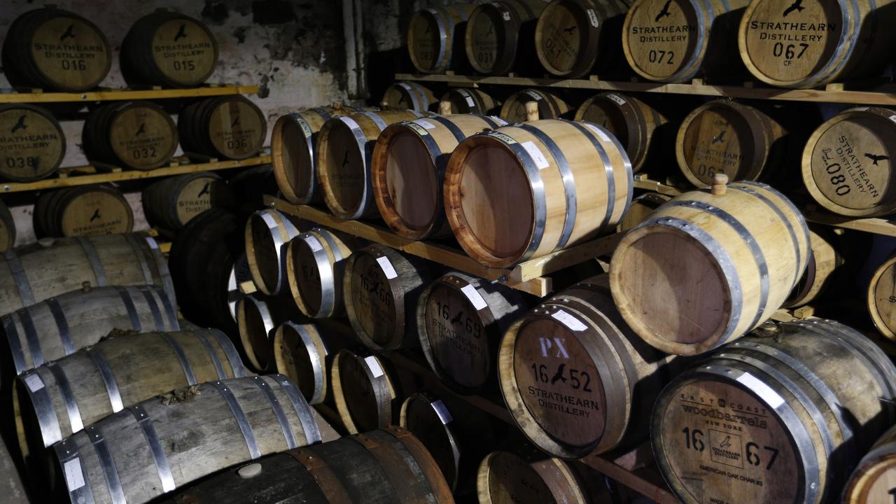 Des tonneaux de whisky à la distillerie de Strathearn, en Ecosse. [Reuters - Russell Cheyne]