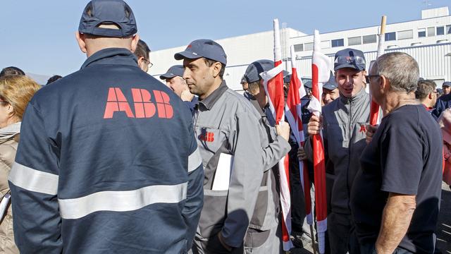 Des ouvriers d'ABB-Sécheron lors d'un débrayage de protestation le 31 octobre 2017. [Keystone - Salvatore Di Nolfi]