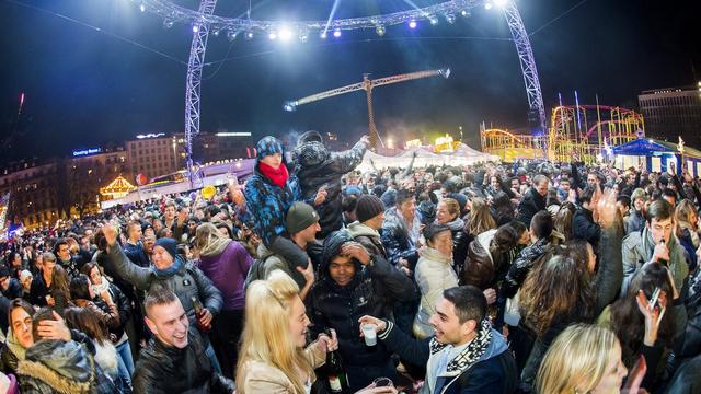 Des fêtards sur la plaine de Plainpalais, au centre de Genève (image d'illustration). [Jean-Christophe Bott]