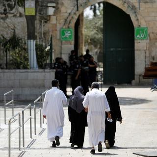 Des Palestiniens se rendent sur l'esplanade des Mosquées, à Jérusalem. [Reuters - Ronen Zvulun]