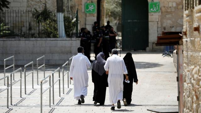 Des Palestiniens se rendent sur l'esplanade des Mosquées, à Jérusalem. [Reuters - Ronen Zvulun]
