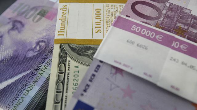 L'euro comme le dollar gagnent du terrain face au franc suisse. [Reuters - Pascal Lauener]