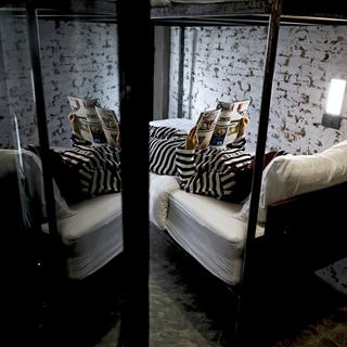 Samedi 9 septembre: un hôtel thaïlandais offre la possibilité de dormir dans l'une des neuf chambres conçues comme il s'agissait d'une cellule de prison. [EPA/Keystone - Diego Azubiel]