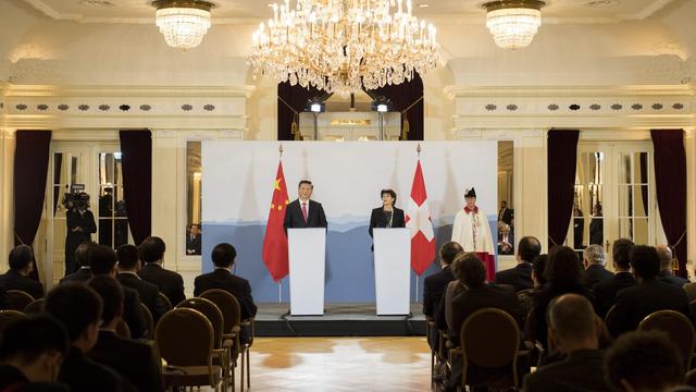 Xi Jinping et Doris Leuthard lors de leurs déclarations devant la presse à Berne ce lundi.