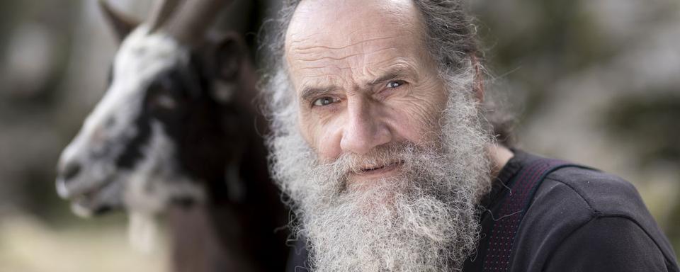 Jean-Pierre Rochat, fermier et auteur, dans sa ferme de La Bergerie en 2017. [Keystone - Gaëtan Bally]