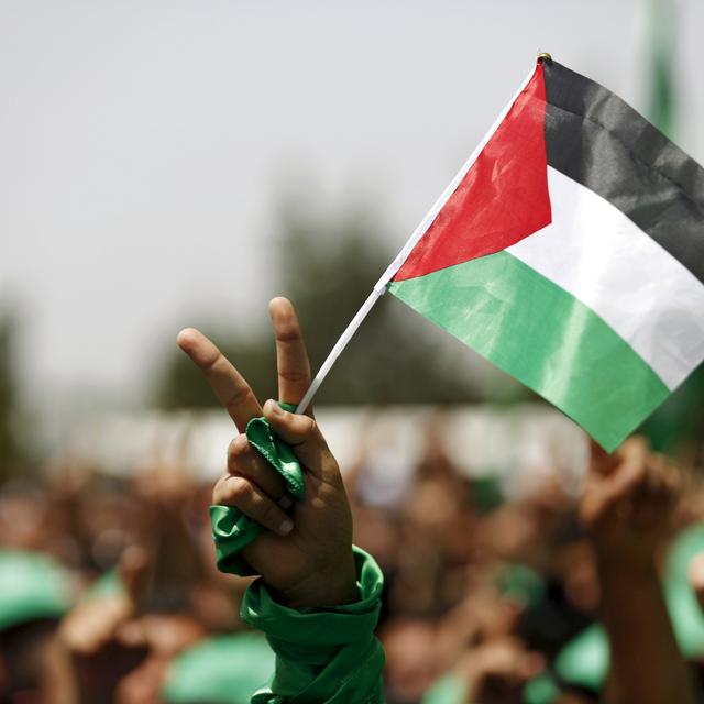 Un sympathisant du Hamas brandit un drapeau palestinien lors d'une manifestation à Ramallah, en avril 2016. [REUTERS - Mohamad Torokman]