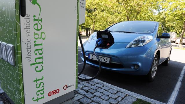 Une voiture électrique en charge en Norvège en 2015. [afp - Sigrid Harms/DPA]