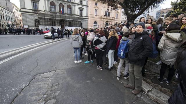 Des élèves et enseignants évacués d'une école à Rome après le séisme de mercredi. [KEYSTONE - MASSIMO PERCOSSI]