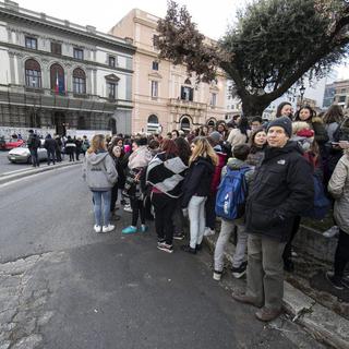 Des élèves et enseignants évacués d'une école à Rome après le séisme de mercredi. [KEYSTONE - MASSIMO PERCOSSI]