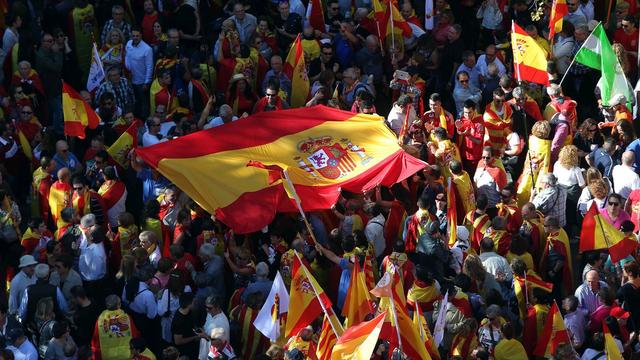 Des milliers de catalans ont pris les rues de Barcelone, ce dimanche 29 octobre 2017, pour défendre l'union de l'Espagne. [Keystone - Toni Albir]