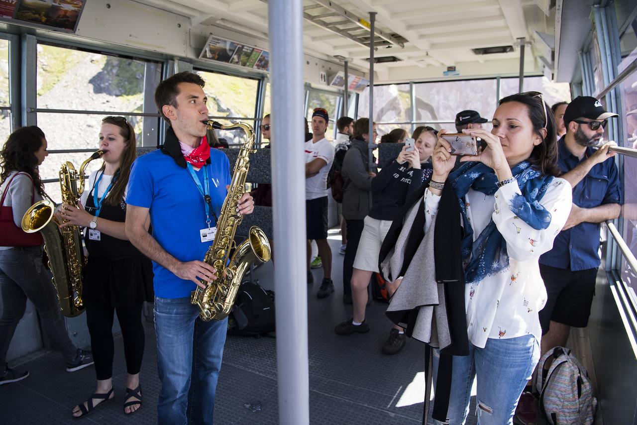 Les jeunes musiciens ont enchanté randonneurs et promeneurs, un public qui ne compte pas nécessairement parmi les festivaliers. [keystone - Jean-Christophe Bott]