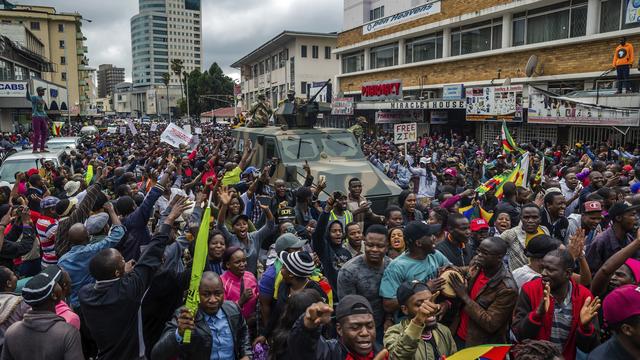 Les rues d'Harare étaient bondées samedi matin. [Jekesai Njikizana]