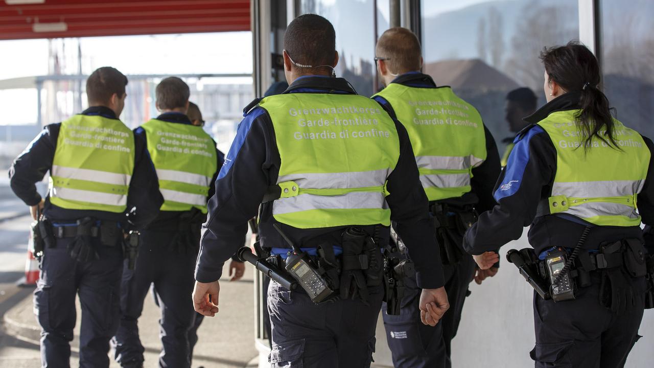 Des gardes-frontières patrouillent vers Bardonnex (GE) dans le cadre d'une opération antiterroriste en décembre 2015. (image prétexte). [Salvatore Di Nolfi]
