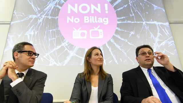 Hugues Hiltpold, Adèle Thorens et Laurent Wehrli dénoncent le contenu de l'initiative No Billag. [Keystone - Laurent Gillieron]