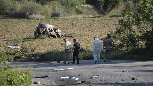 La police et les experts inspectent le lieu de l'explosion de la voiture de la blogueuse maltaise, le 16 octobre 2017. [AFP]