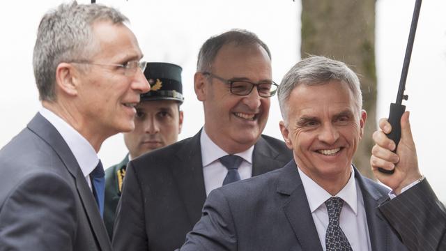 Jens Stoltenberg jeudi à Berne avec Guy Parmelin et Didier Burkhalter. [Keystone - Lukas Lehmann]