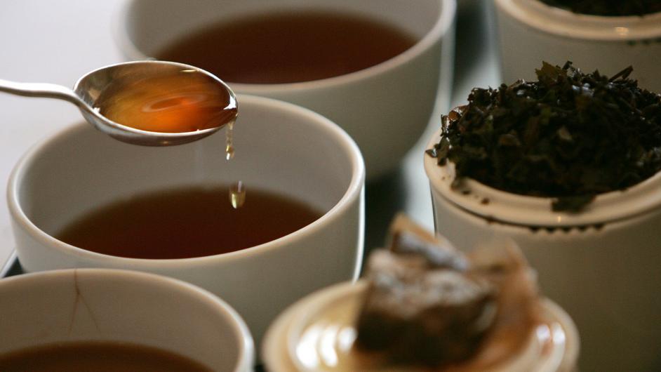 Le fameux "tea time", l'heure du thé, si cher aux Anglais c'est peut-être bientôt fini.  [AP/Keystone - Alastair Grant]