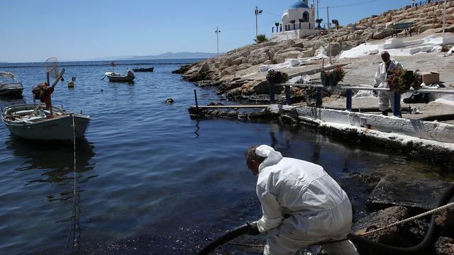 La pollution au mazout gagne le Pirée, en Grèce. [EPA/Keystone - Orestis Panagiotou]