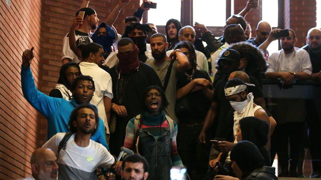 Des manifestants en colère ont investi le hall d'une mairie de quartier après l'incendie d'un immeuble dans la nuit de mardi à mercredi à Londres.