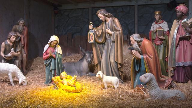 La vierge Marie et les apôtres prient l'arrivée du petit Jésus le soir de Noël. [Fotolia - RG]