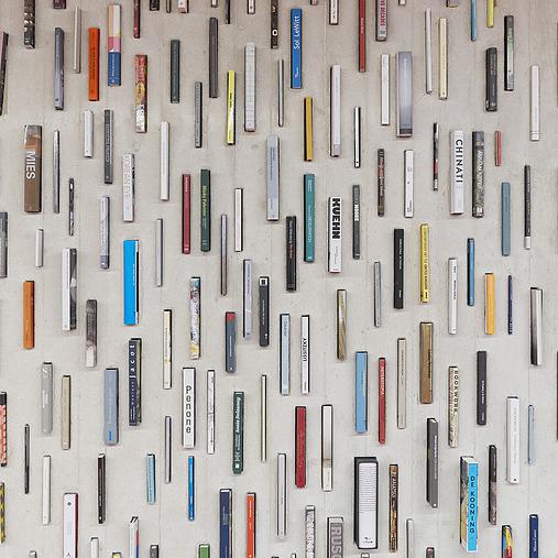 Le "mur de livres" créé par Sophie Bouvier-Ausländer au Gymnase de Renens. [hotelausland.net - Catherine Leutenegger]