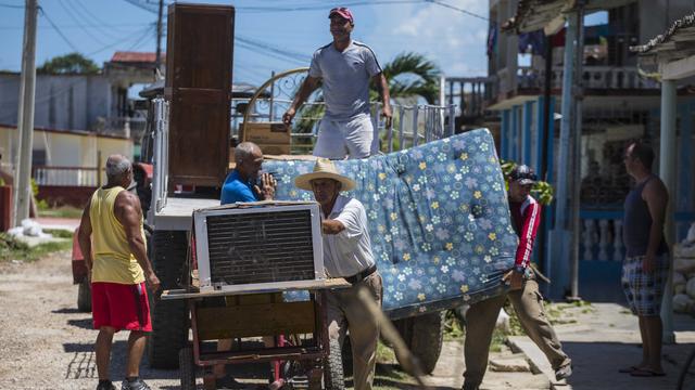 Des Cubains protégeant leurs biens avant l'arrivée de l'ouragan Irma. [AP/Keystone - Desmond Boylan]