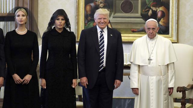 Ivanka, Melania et Donald Trump avec le pape François à l'issue de leur rencontre au Vatican. [afp - Evan Vucci]