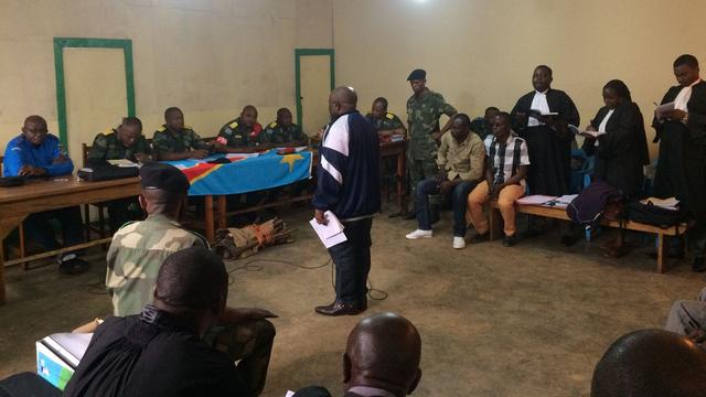 Le procès des 18 hommes de la milice "Armée de Jésus" à Kavumu en RDC. [RTS - Annabelle Durand]