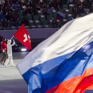 Drapeaux russe et suisse brandis lors d'une cérémonie des Jeux paralympiques à Sotchi en Russie. [Keystone - Ennio Leanza]