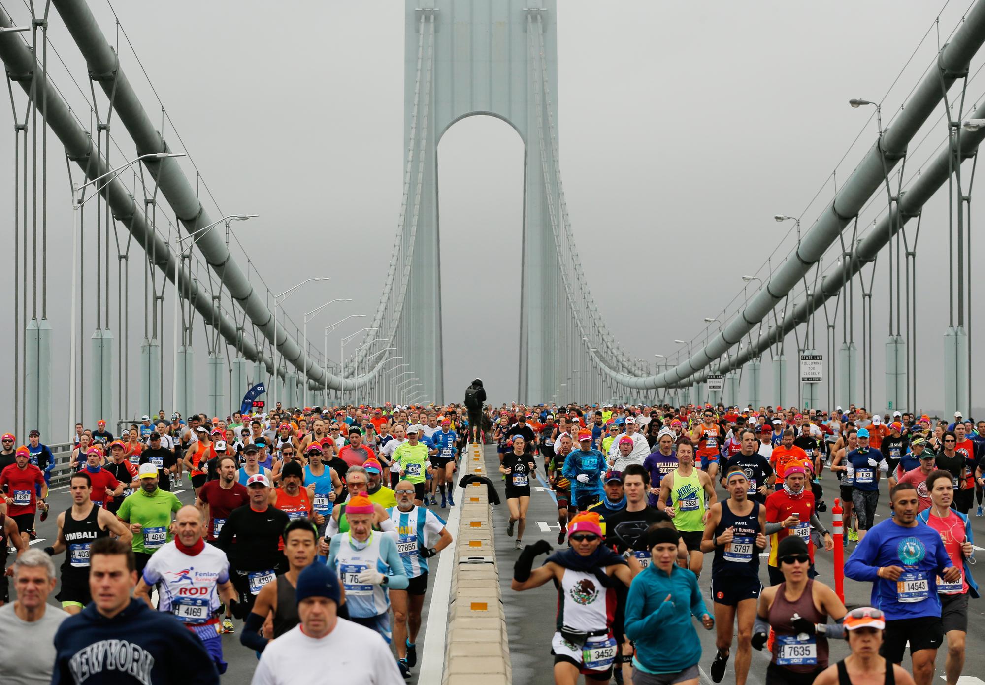 Les marathoniens se sont élancés sur le pont Verrazano-Narrows. [REUTERS - Lucas Jackson]