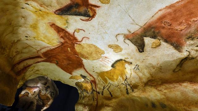 Une réplique d'une fresque de Lascaux exposée à Montignac en France. [EPA/Keystone - Caroline Blumberg]