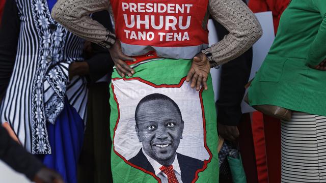 Le président Uhuru Kenyatta a appelé à la paix lundi, à la veille d'une élection mardi qui s'annonce tendue et serrée, et au cours de laquelle il briguera un deuxième mandat à la tête du Kenya. [Keystone - Ben Curtis]