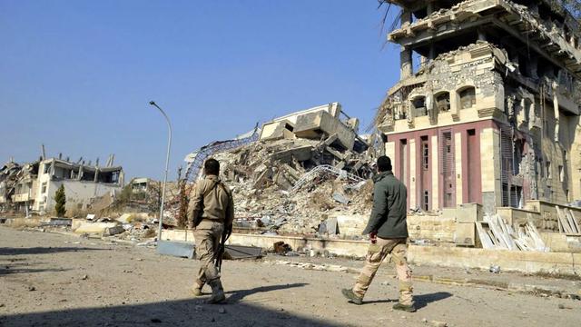 Des soldats irakiens sillonnent les rues de Mossoul. [keystone - EPA/STR]