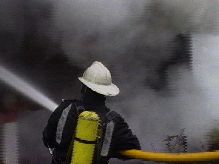 Pompier luttant contre un incendie en 1995. [RTS]