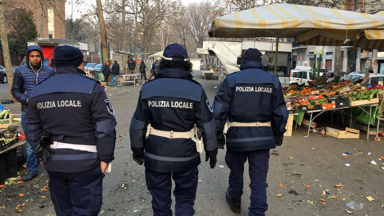 Patrouille de police dans le quartier de San Siro à Milan. [RTS - Nicole della Pietra]